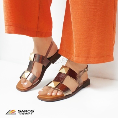 Sandálias femininas com tiras em couro metálico castanho e dourado com tachas douradas.