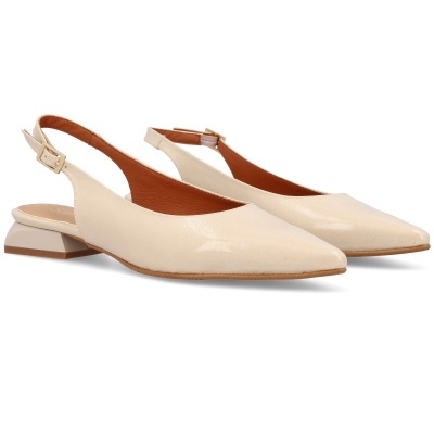 Sapatos de senhora bege com salto baixo e bico fino