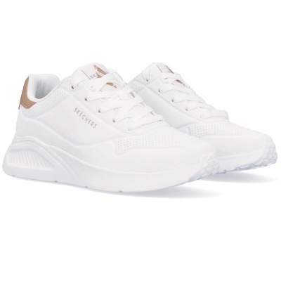 Ténis brancos Skechers com detalhes bege e sola espessa branca