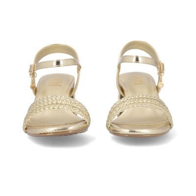 Sandálias femininas douradas com tiras trançadas e fivela