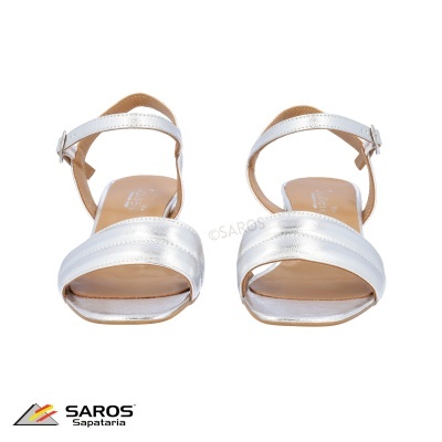 Sandálias prateadas femininas com tiras largas e fivela ao tornozelo