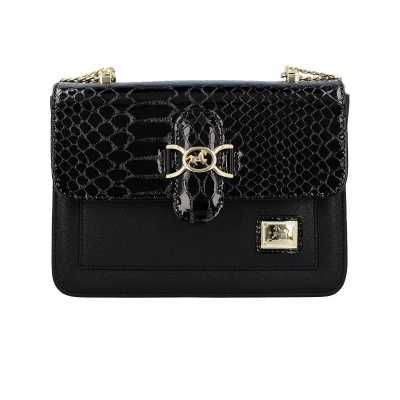 Mala preta com padrão de pele de cobra e alça dourada