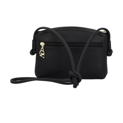 Bolsa pequena preta com fecho e pendente dourados e alça longa