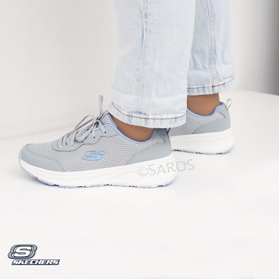 Ténis cinzentos Skechers com detalhes azuis e sola branca, usados com calças claras.