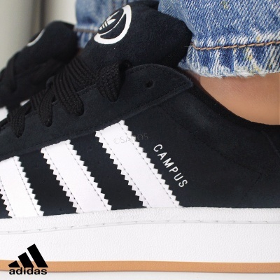 Sapatilha Adidas Campus preta com riscas brancas e sola branca