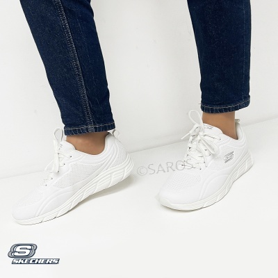 Sapatilhas brancas Skechers em fundo branco