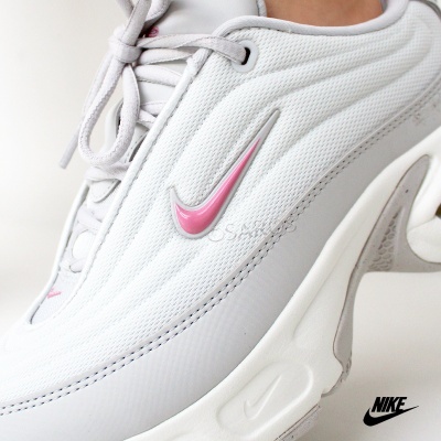 Ténis desportivo branco com detalhes rosa e logo Nike