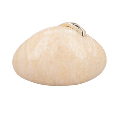 Mala de mão bege com fecho dourado sobre fundo branco