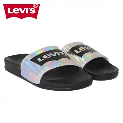 Chinelos Levi's com tira holográfica e sola preta