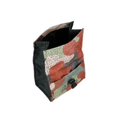 Bolsa de tecido colorida com padrão abstrato e fecho preto