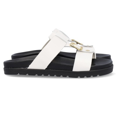 Sandálias de couro branco com sola preta e fivelas douradas