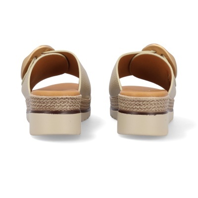 Sandálias femininas bege com salto médio e fivela castanha