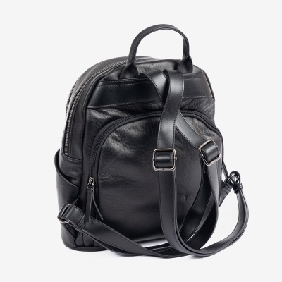 Mochila pequena preta em pele sintética com alças ajustáveis e bolso frontal com fecho