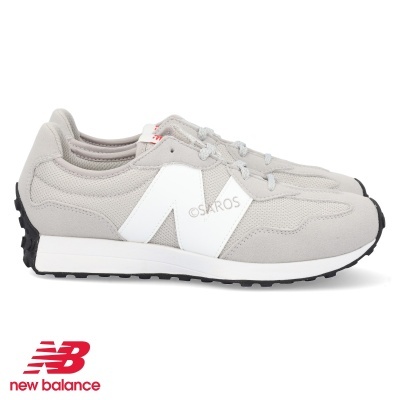 Ténis New Balance cinzentos com sola preta e logótipo branco