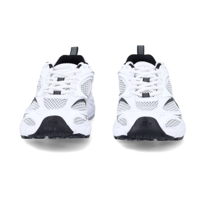 Par de ténis desportivos brancos com detalhes em malha cinza e sola preta