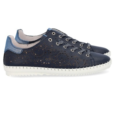 Sapatilhas azul escuro com padrão perfurado e sola branca.