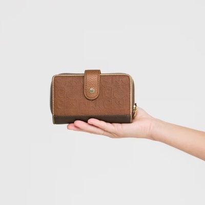 Carteira castanha compacta com padrão em relevo na mão