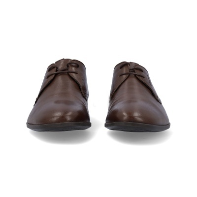 Par de sapatos sociais castanhos em pele com atacadores.