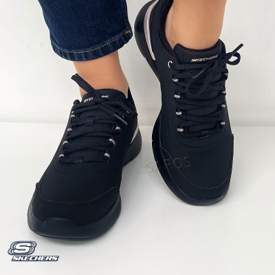 Ténis pretos Skechers com atacadores e sola grossa