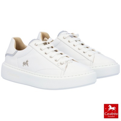 Ténis brancos em pele com sola espessa e logo Cavalinho Penafiel