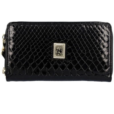 Carteira preta brilhante com padrão de escamas e detalhe metálico quadrado no centro