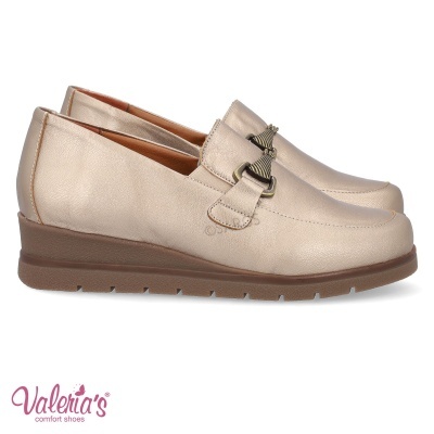 Sapatos tipo mocassim creme com sola castanha e detalhe metálico