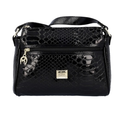 Mala preta de mão com padrão tipo pele de cobra em verniz e detalhes metálicos
