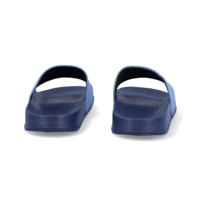 Chinelos azuis em fundo branco