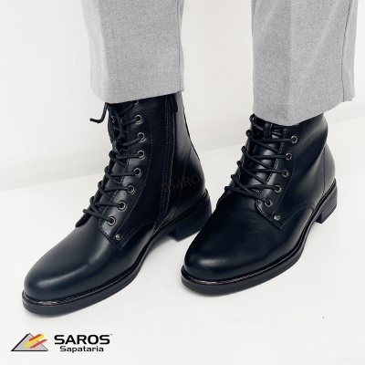 Botas pretas de pele com atacadores e fecho lateral usadas com calças cinzentas