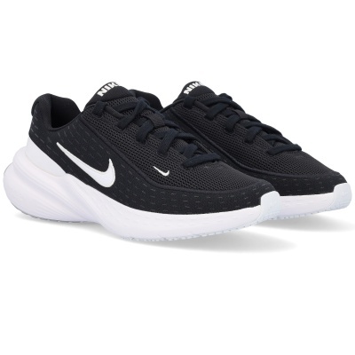 Ténis desportivos pretos com sola branca e logo da Nike