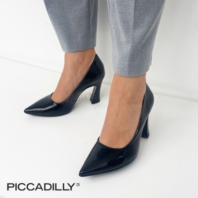 Sapatos de salto alto em verniz preto com bico fino