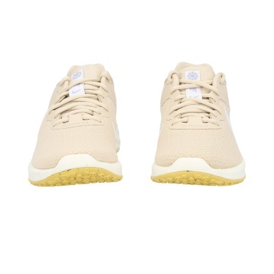Sapatilhas desportivas bege com sola amarela vistas de frente