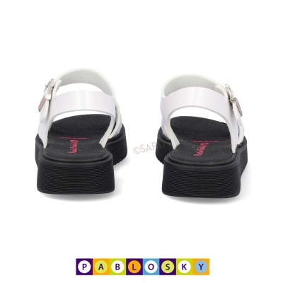 Sandálias pretas e brancas com fivela vistas de trás