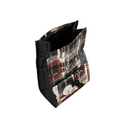 Bolsa pequena com padrão geométrico colorido e fecho preto