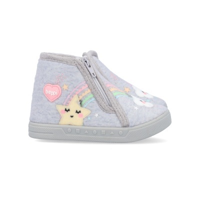 Pantufa infantil cinzenta com fecho e estampas de estrela, arco-íris e nuvens.