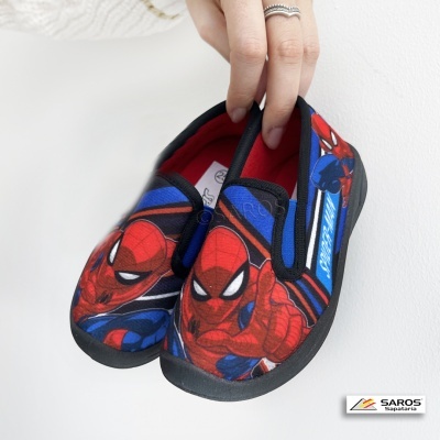 Sapatilhas infantis Homem-Aranha vermelhas e azuis em fundo branco