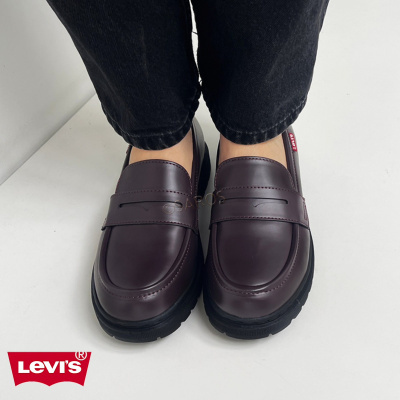 Sapatos mocassins de couro castanho escuro Levis com sola preta