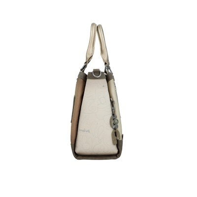 Mala de senhora bege e castanha vista de lado com costura floral e pendente decorativo