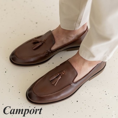 Sapatos elegantes castanhos tipo mocassim com franjas em pele
