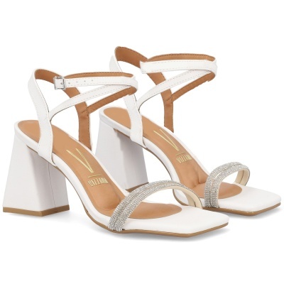 Sandálias brancas de salto alto com tiras finas e decoração brilhante