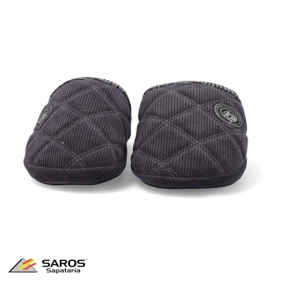 Pantufas masculinas pretas acolchoadas com padrão losangos