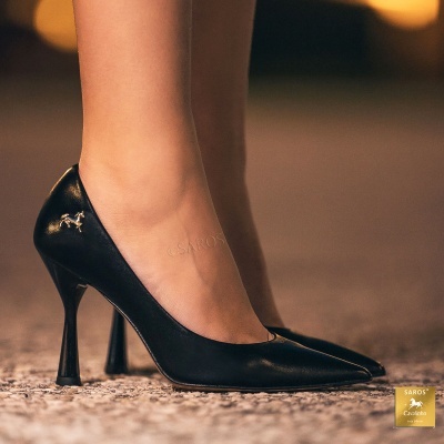Sapato de salto alto preto em pele com símbolo dourado na lateral
