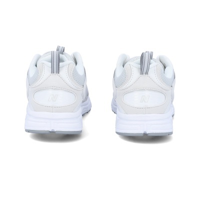 Sapatilhas brancas New Balance vista traseira