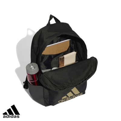 Mochila preta Adidas com logo dourado e bolso aberto mostrando itens internos
