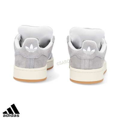 Sapatilhas Adidas cinza claro vistas de trás com logótipo branco numa fundo branco