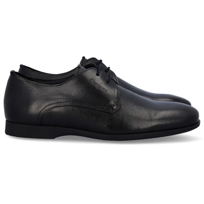 Sapatos formais pretos em pele com atacadores e marca Champion