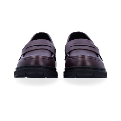 Par de sapatos tipo mocassim castanhos com sola preta