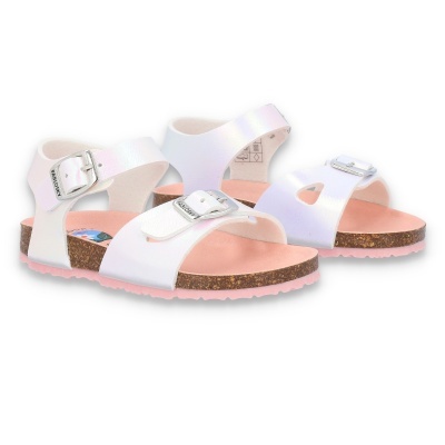 Sandálias brancas para criança com fivelas metálicas