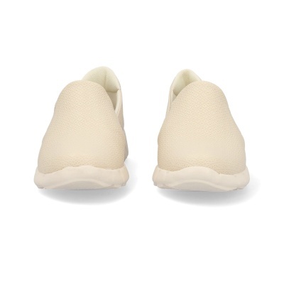 Par de ténis sem atacadores cor bege com textura de malha