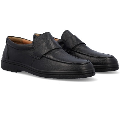 Mocassins pretos de pele com sola preta